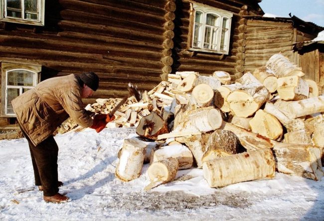 Обеспечение населения твердым топливом.